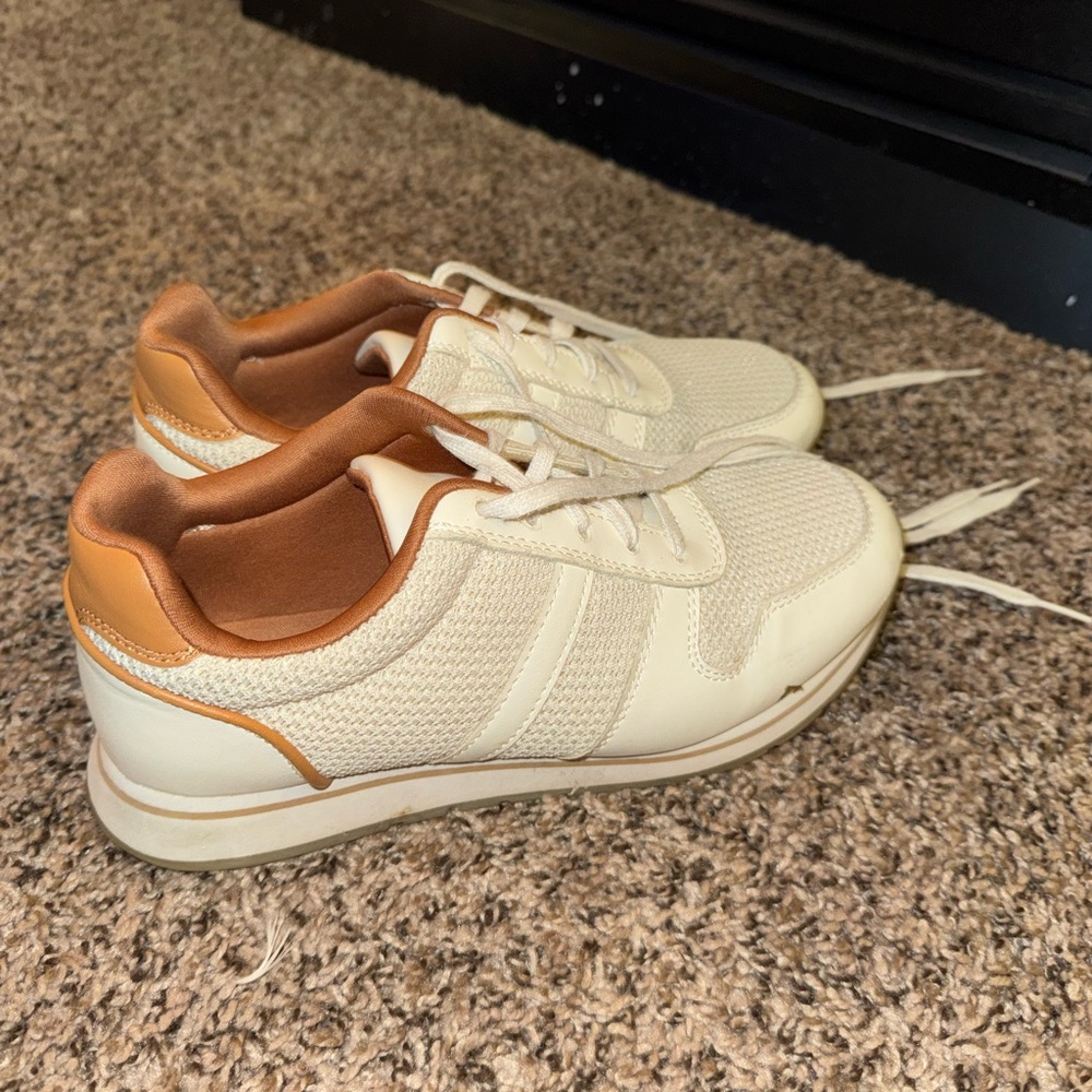 Banana Republic Cream and Tan Sneakers